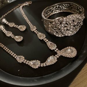 Classic 3 Pieces Crystal Set for your special day.